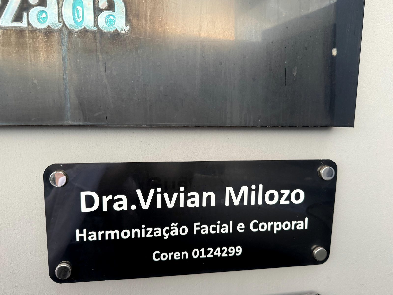 Placa de identificação · Dra. Vivian Milozo · COREN-SP 0124299
