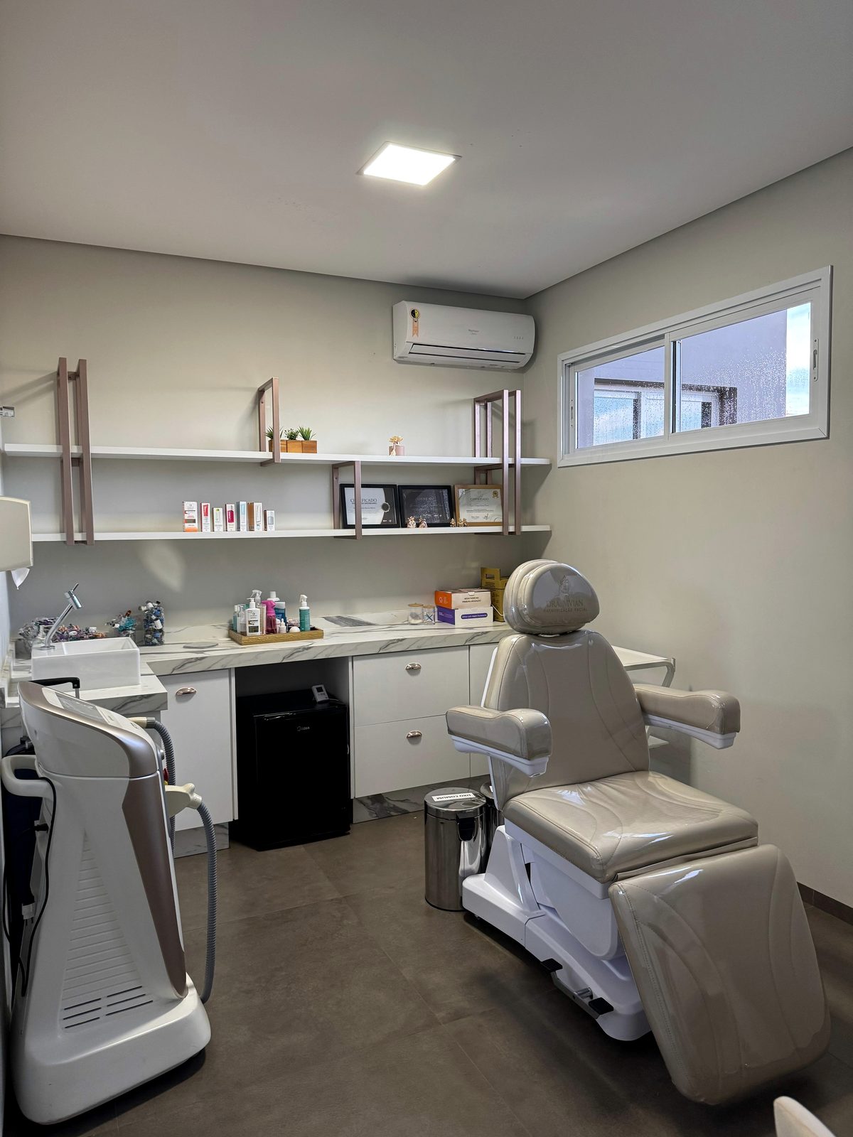 Sala de procedimento — cadeira de avaliação, ambiente clínico.
